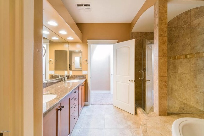 Building Photo - 3 Bed | 3.5 Bath - Biltmore Luxury Townhomes