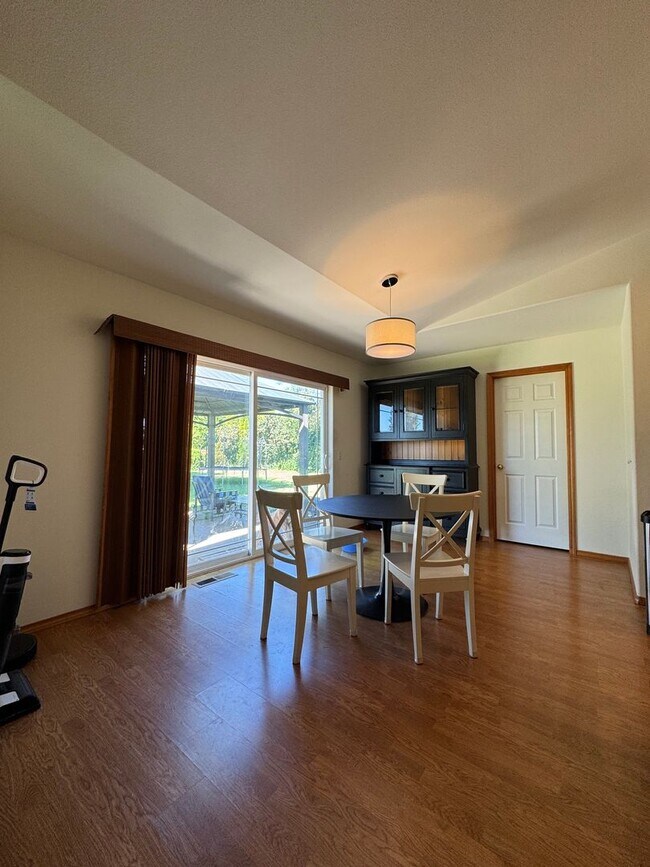 Building Photo - Expansive & Modern 4-Bedroom Home for Rent