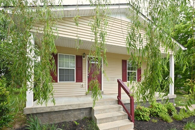 Building Photo - Springfield Gem! 3BR/2BA with Big Yard, St...