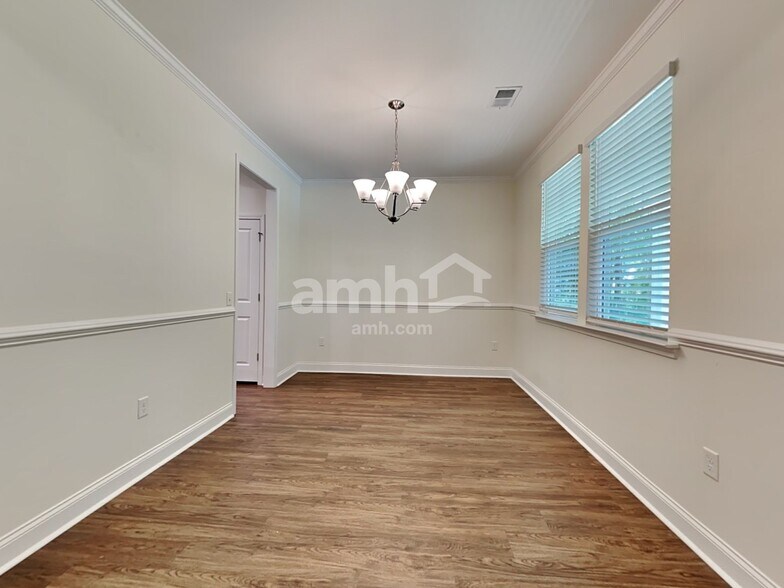 Building Photo - 219 Swan Dr