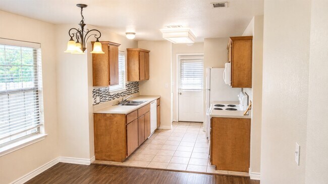 Building Photo - 114 Sendero Dr