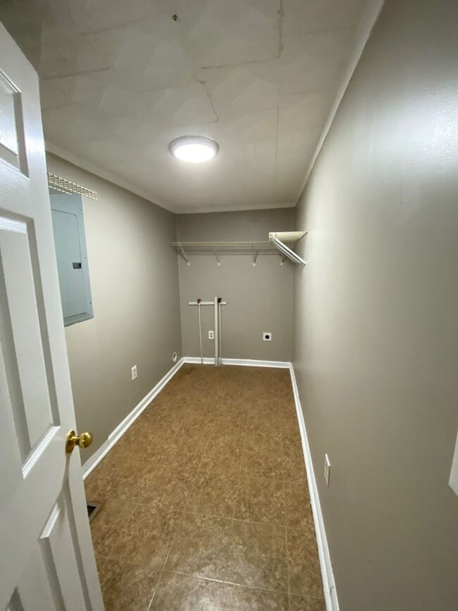 Building Photo - Now accepting applications for a 2 bedroom...