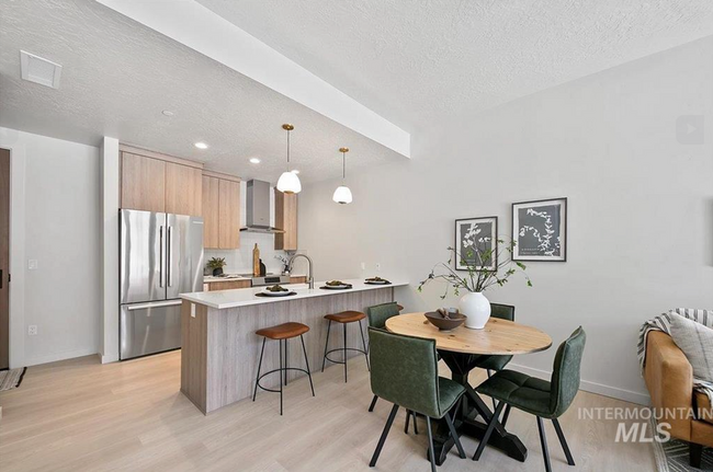 Building Photo - Stylish 1 Bed, 1 Bath Main-Level Condo in ...