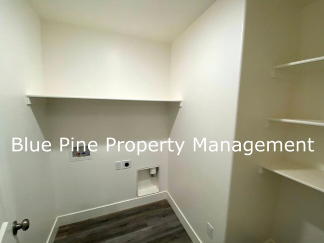 Building Photo - 1000 Sloane Way