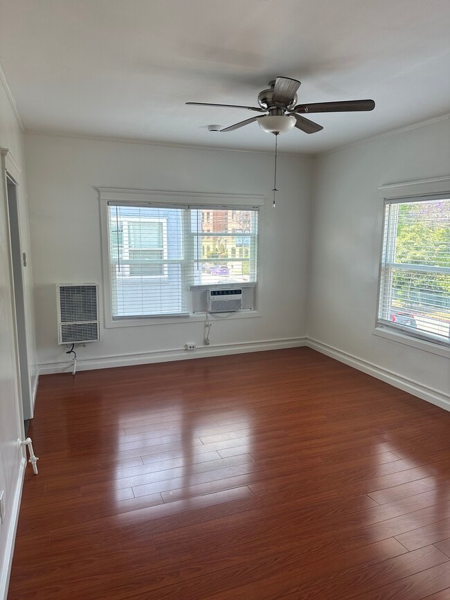 Building Photo - 5740 Franklin Ave