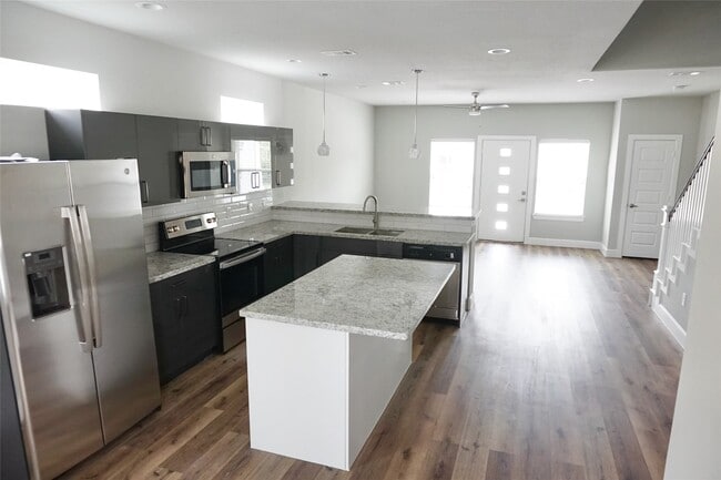 Building Photo - 5036 Van Fleet St