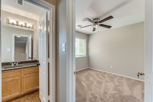 Building Photo - Recently updated home in Pflugerville