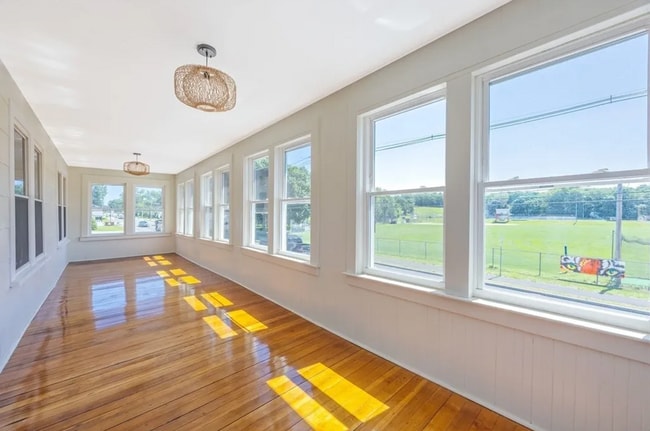 Building Photo - 318 Newton St