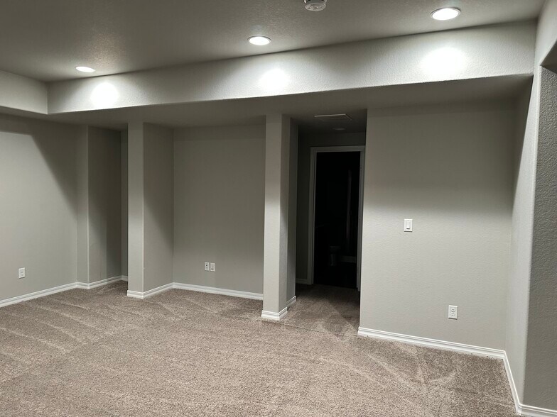 Building Photo - 17451 Leisure Lake Dr