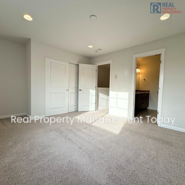 Building Photo - Beautiful 2 bed & 2.5 bath condo in Kent!!