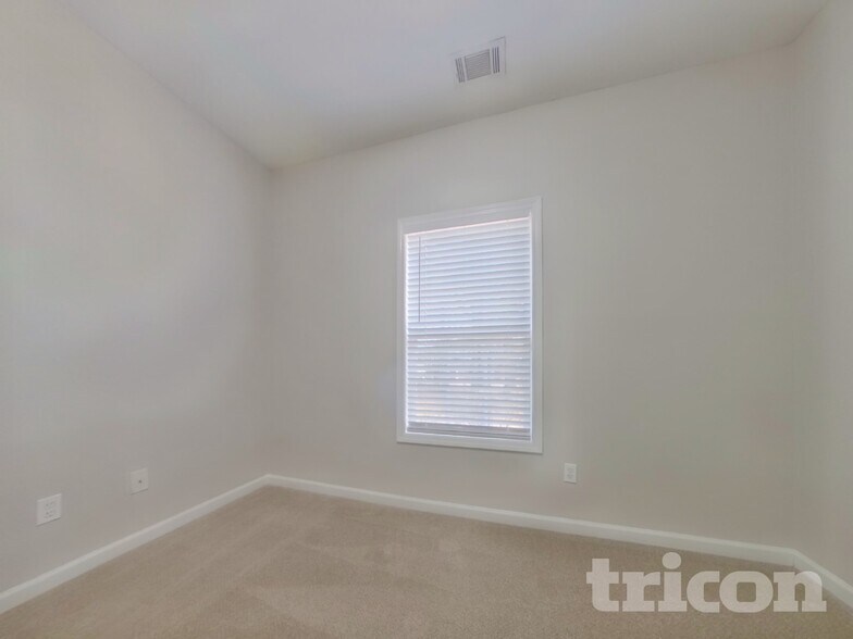 Building Photo - 1228 Saxony Dr SE