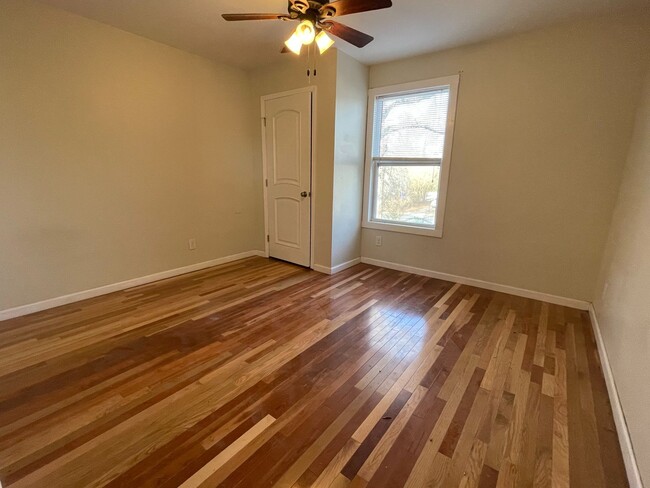 Building Photo - Large, updated 5 BR 2.5 BA in Carrboro, cl...