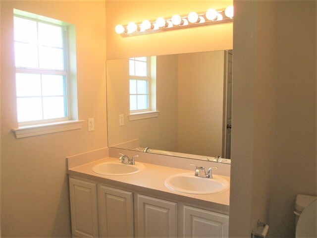 Building Photo - 3156 Peppertree Dr