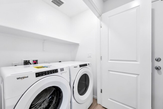 Building Photo - Modern Living in Cadence | Stylish Townhome with Open Concept & Community Amenities!