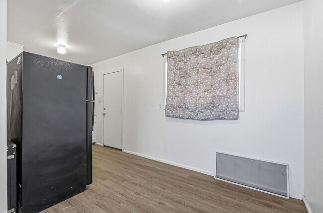 Building Photo - 79904$600 rent. Water and trash included in this 1 bedroom 1 bath apartment.