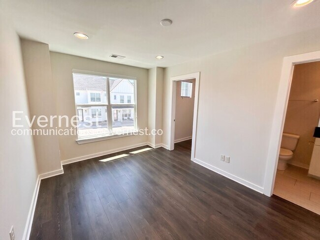 Building Photo - Limited Time Special Offer / 2 Bed/2.5 Bath Townhome with Off-Street Parking / Pet-Friendly / Ava...