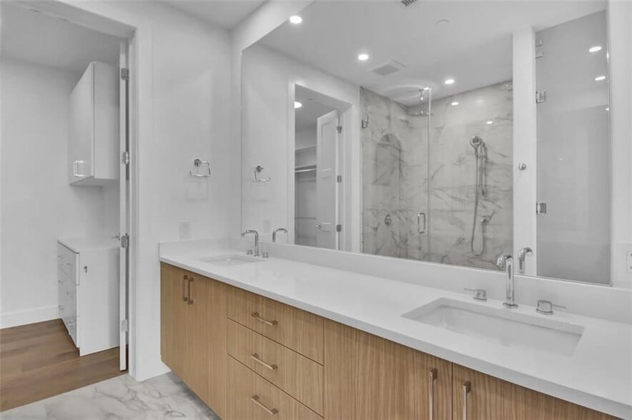 Building Photo - 2425 Peachtree Rd NE