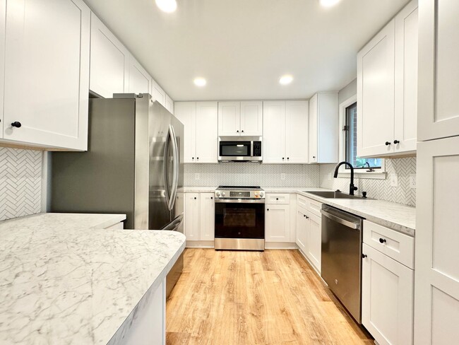 Building Photo - Remodeled 3BR in Guilford Hills
