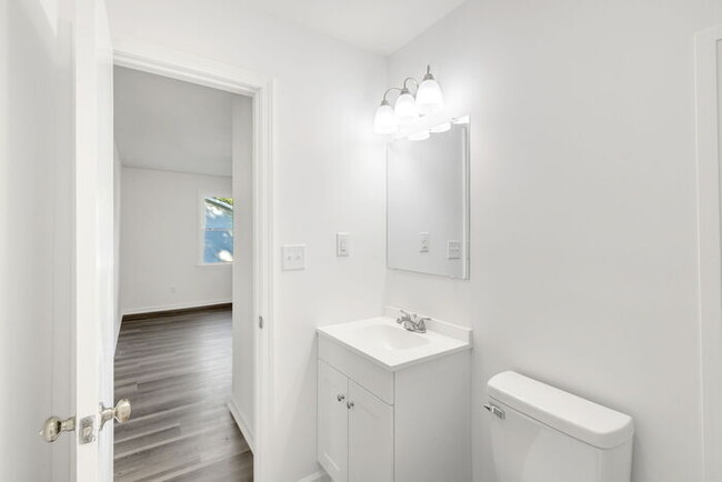 Building Photo - Newly Renovated 2 Bed/1 Bath Duplex 3 Mi t...