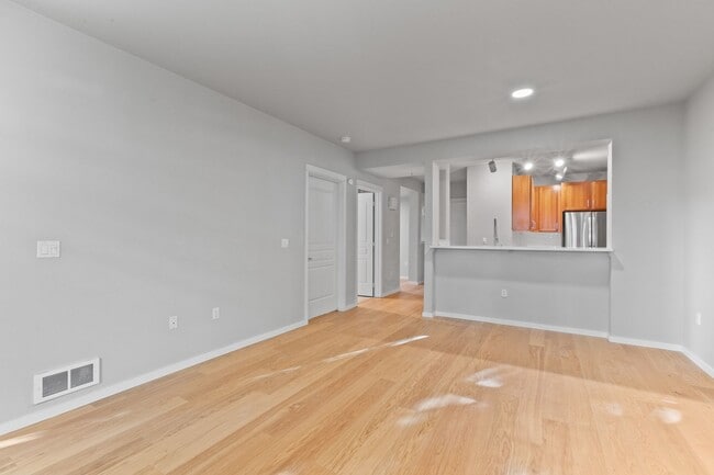 Building Photo - 1Bd/1Ba Kirkland Condo