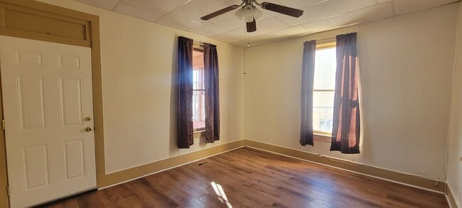 Building Photo - 2 bedroom 1 bath home