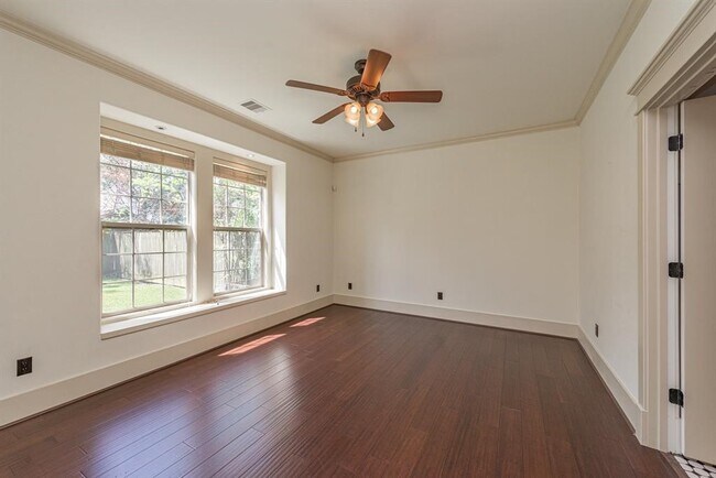 Building Photo - 722 E 25th St