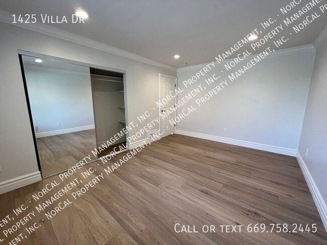Building Photo - 1425 Villa Dr