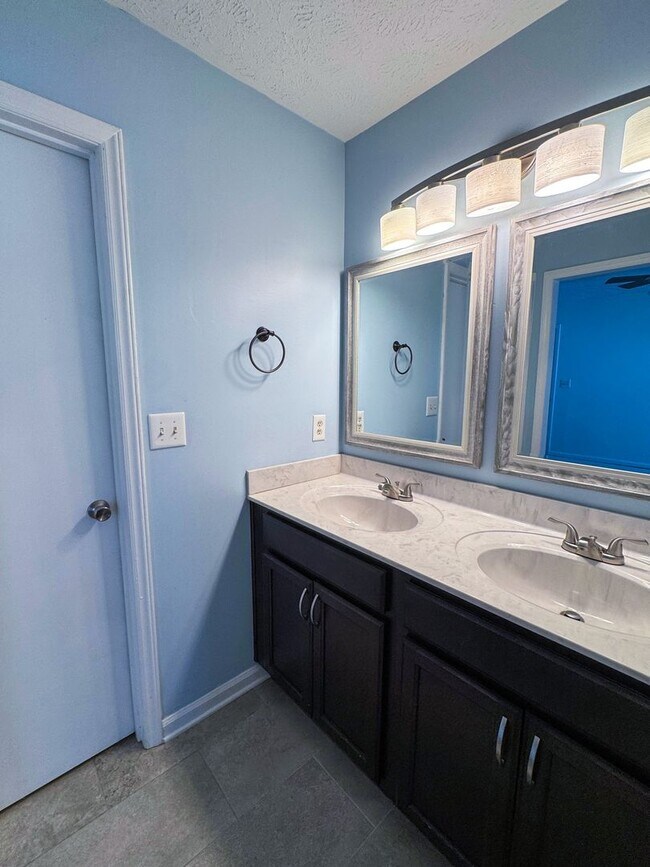 Building Photo - Beautiful 3 Bed 2 Bath Home with Fenced Backyard