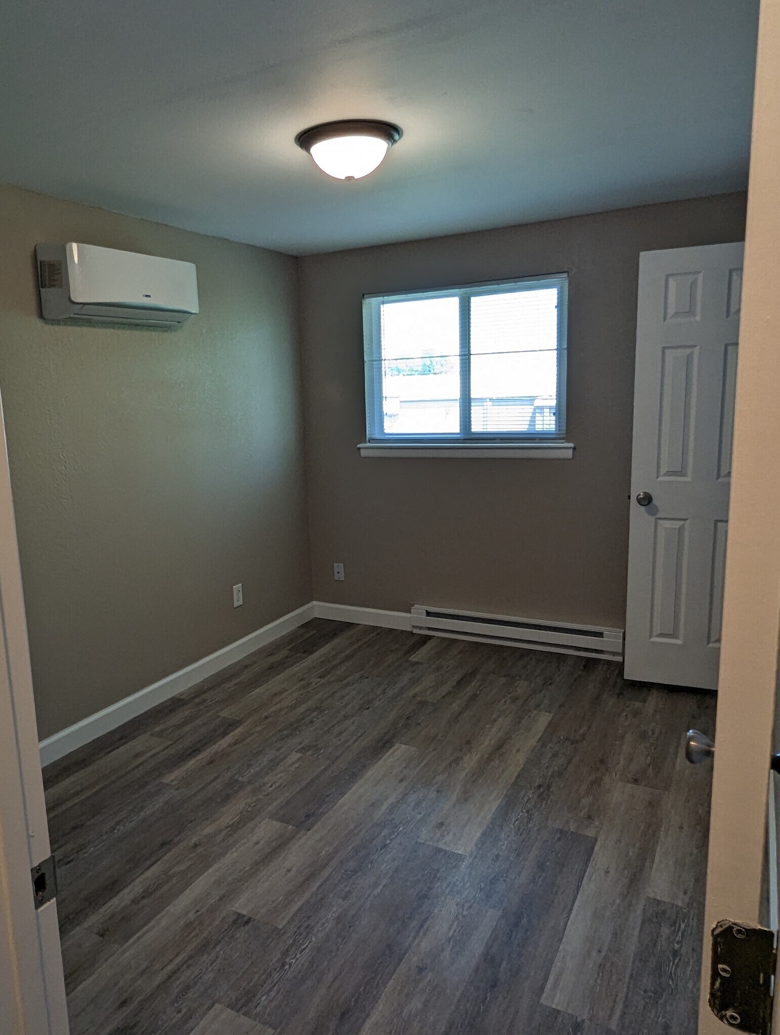 back bedroom - 3526 Butternut Dr