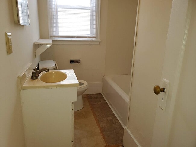 Building Photo - 2 bd, 1 ba house, hardwoods, new paint, fe...