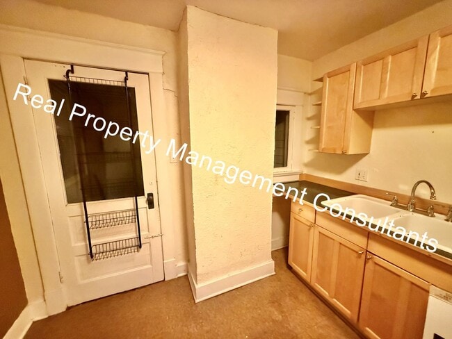 Building Photo - Beautiful Historic 2 bedroom Duplex