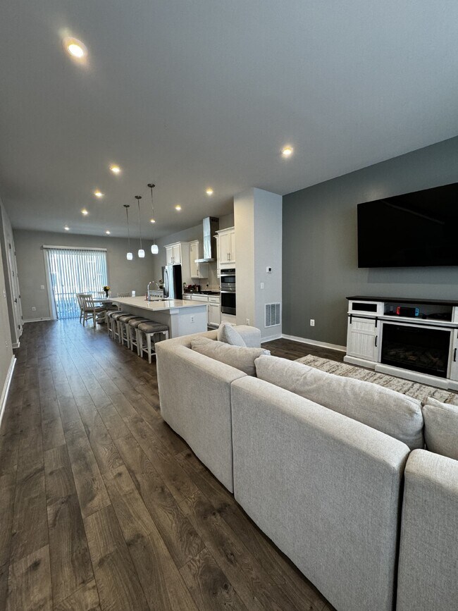 Building Photo - Luxurious 4-Bedroom Townhouse with 3.5 Bat...