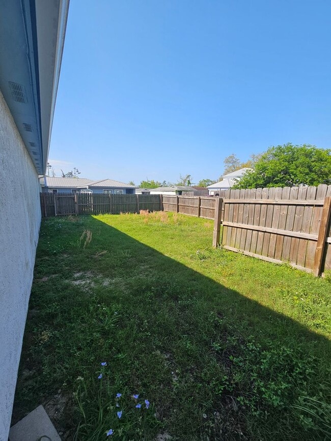 Building Photo - Charming 2Bed/2Ba Apartment w/Spacious Yar...