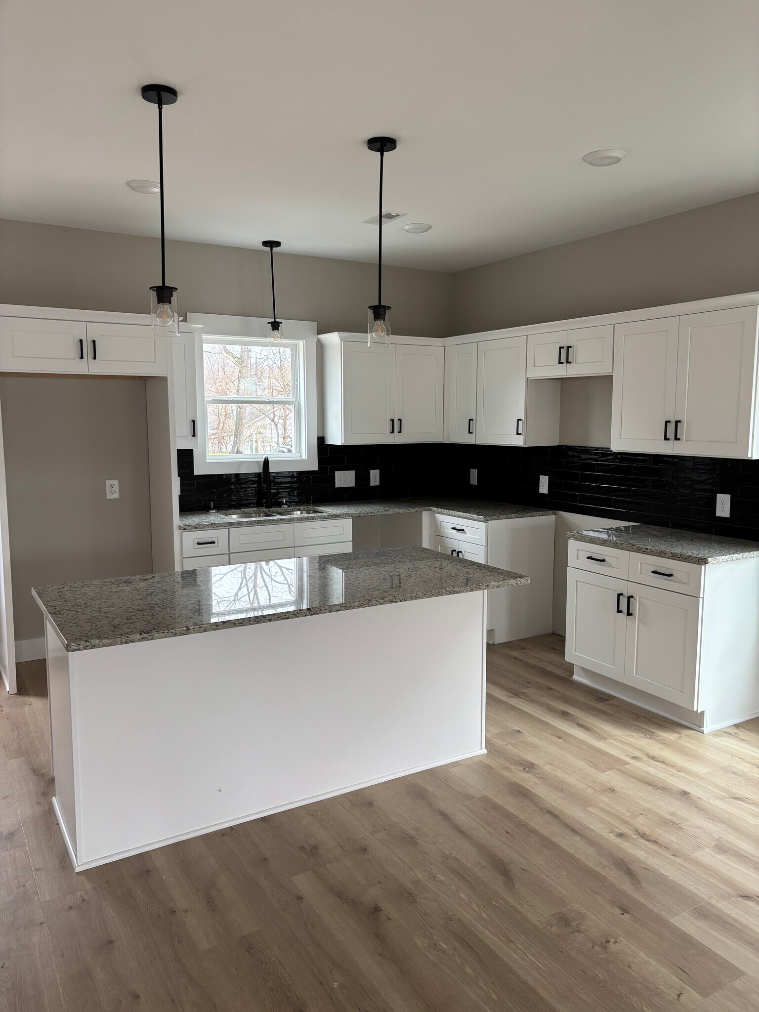 Building Photo - 713 Crossland Ave