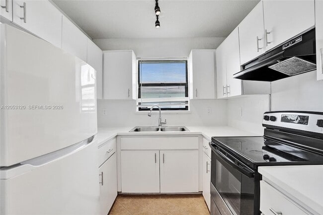 Building Photo - 2120-2122 Thomas Street Unit 2122