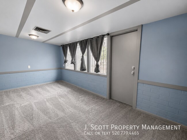 Building Photo - 2801 W Glenrosa Ave