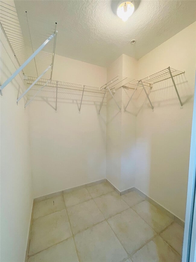 Building Photo - 2605 Bay Dr