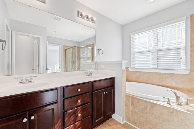 Building Photo - Bright & Spacious End-Unit Townhome in Flo...