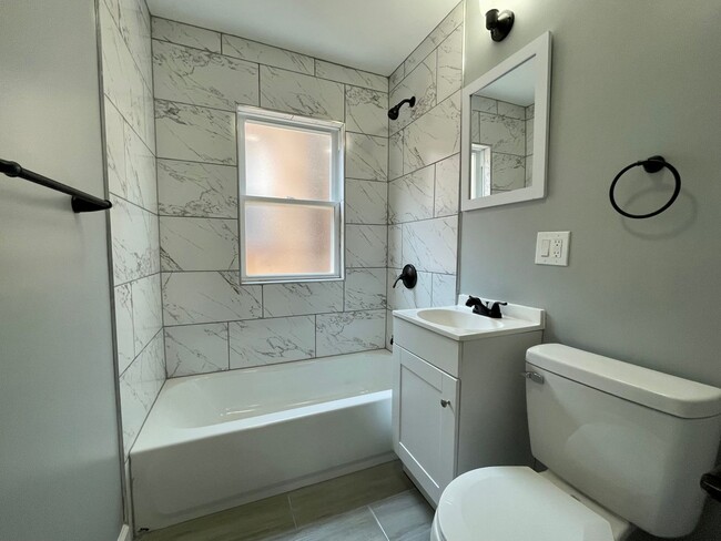 Building Photo - Newly Renovated 2-bed 2-bath - In Unit Lau...