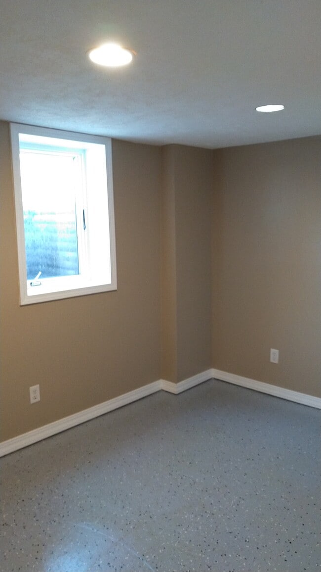 Building Photo - 1414 E 5th St