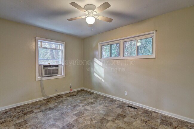 Building Photo - 2477 Thrasher Ave