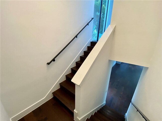 Building Photo - 1905 Riverview St