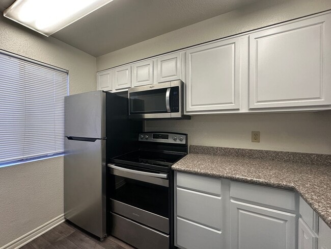 Building Photo - Cozy 2 bed 2 bath condo!