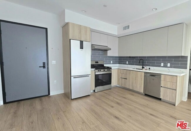 Building Photo - 1530 S Hayworth Ave