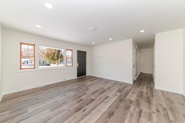 Building Photo - 1008 S 10th Ave