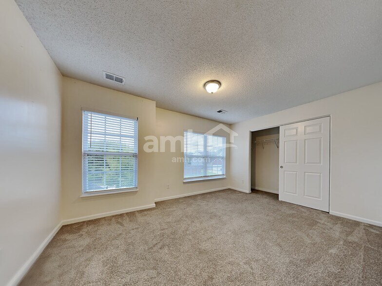 Building Photo - 303 Waylon Dr