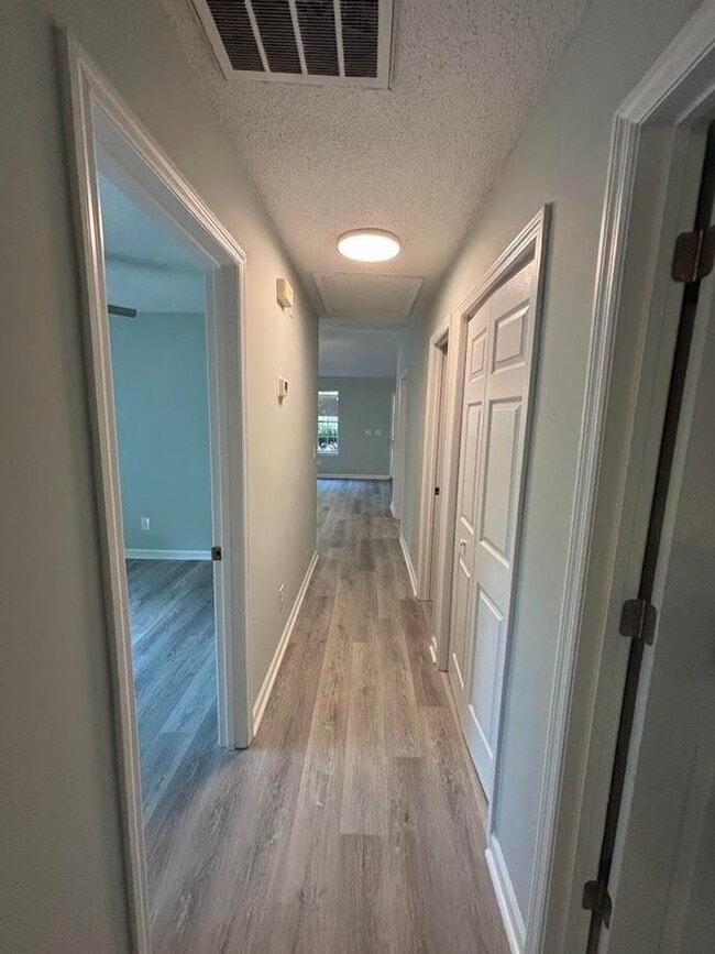 Building Photo - Newly Renovated 3 Bedroom Duplex~