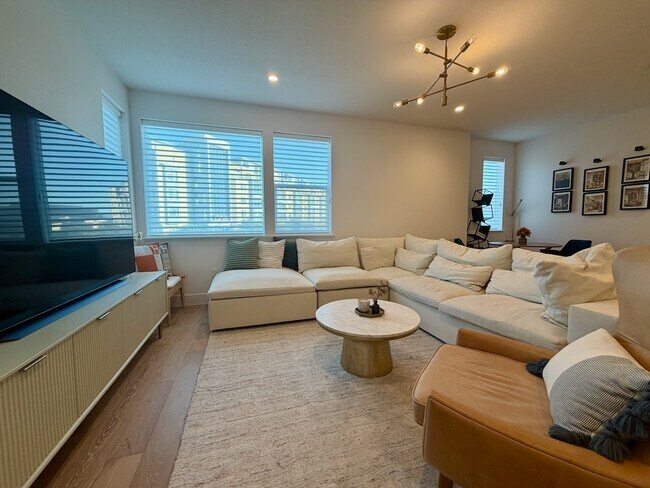 Building Photo - 561 Pilgrim Dr