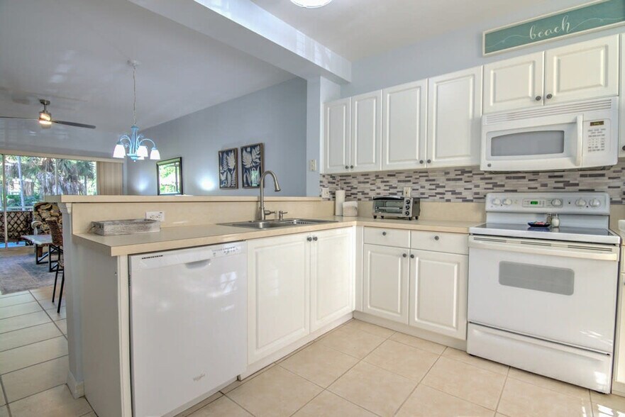 Building Photo - 9165 Celeste Dr
