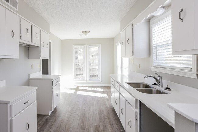 Building Photo - 4454 Westbury Dr